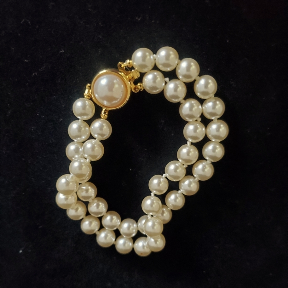 Vintage Bracelet Faux Pearl gold clasp w/large center faux pearl double strand